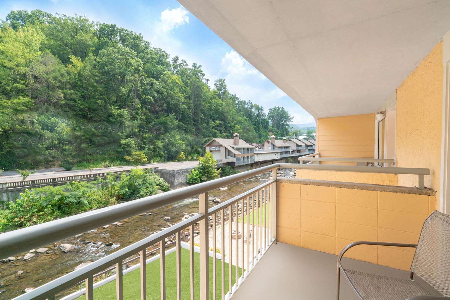 Gatlinburg River Inn 23/27