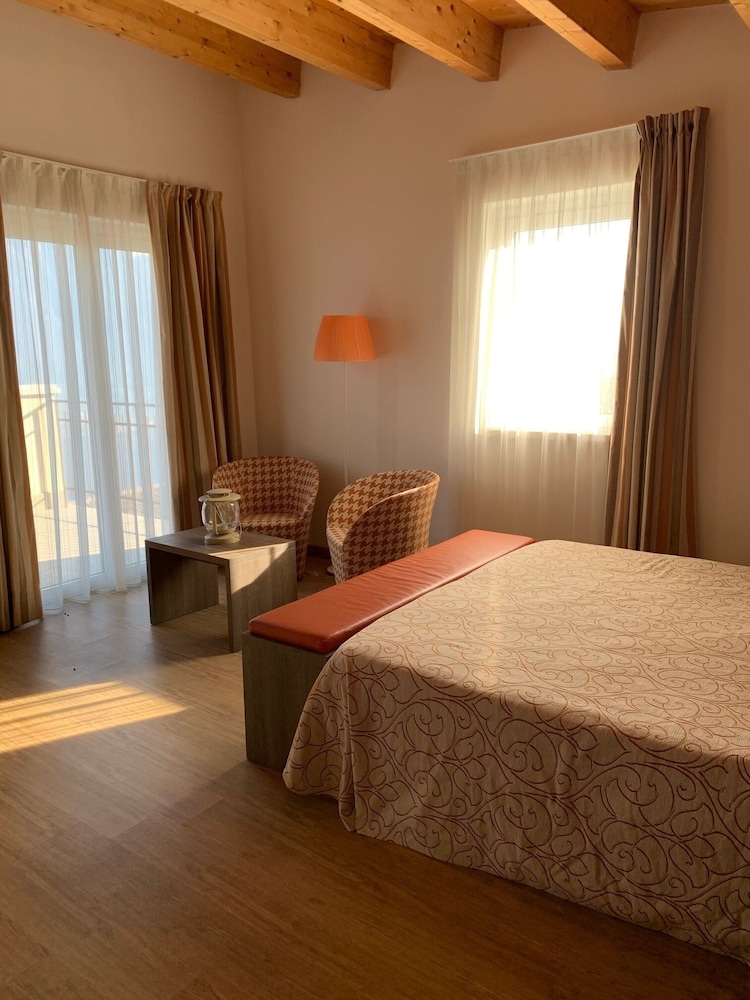 Village Hotel Lucia 15/50