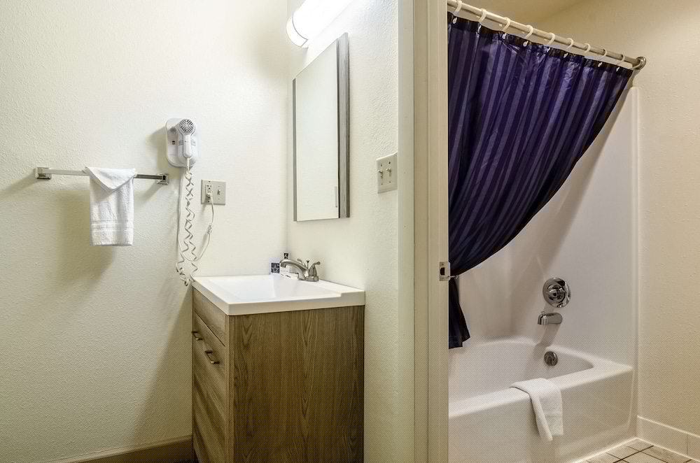 Americas Best Value Inn & Suites Ft. Collins E at I-25 12/26
