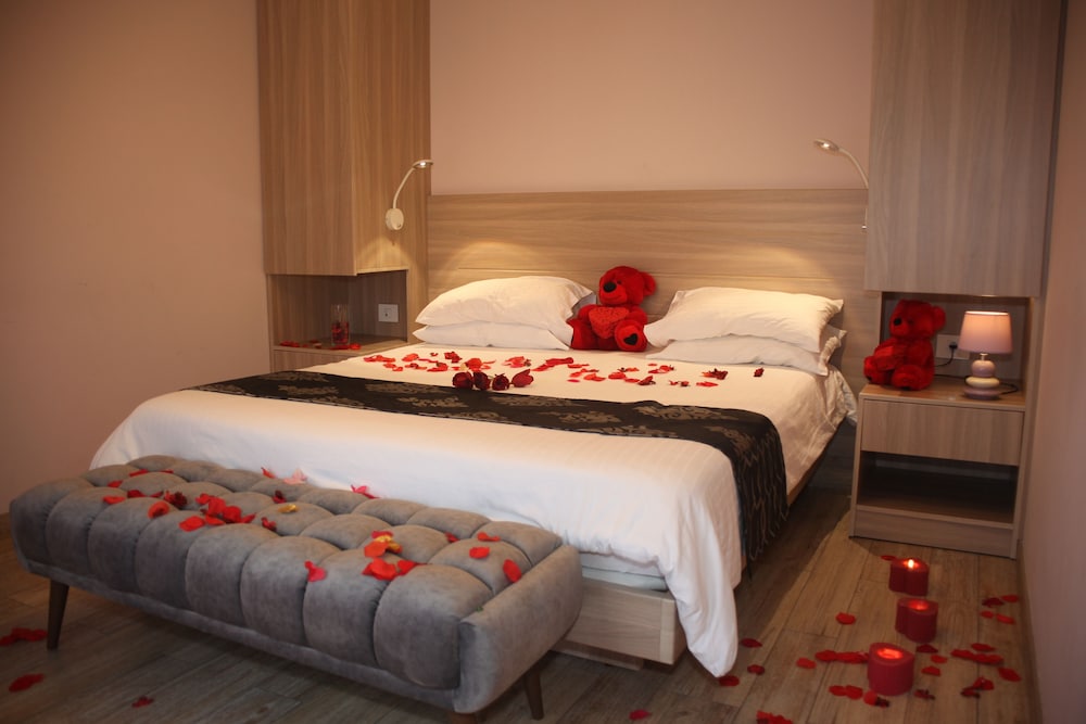 HOtello Guest Suites 13/28