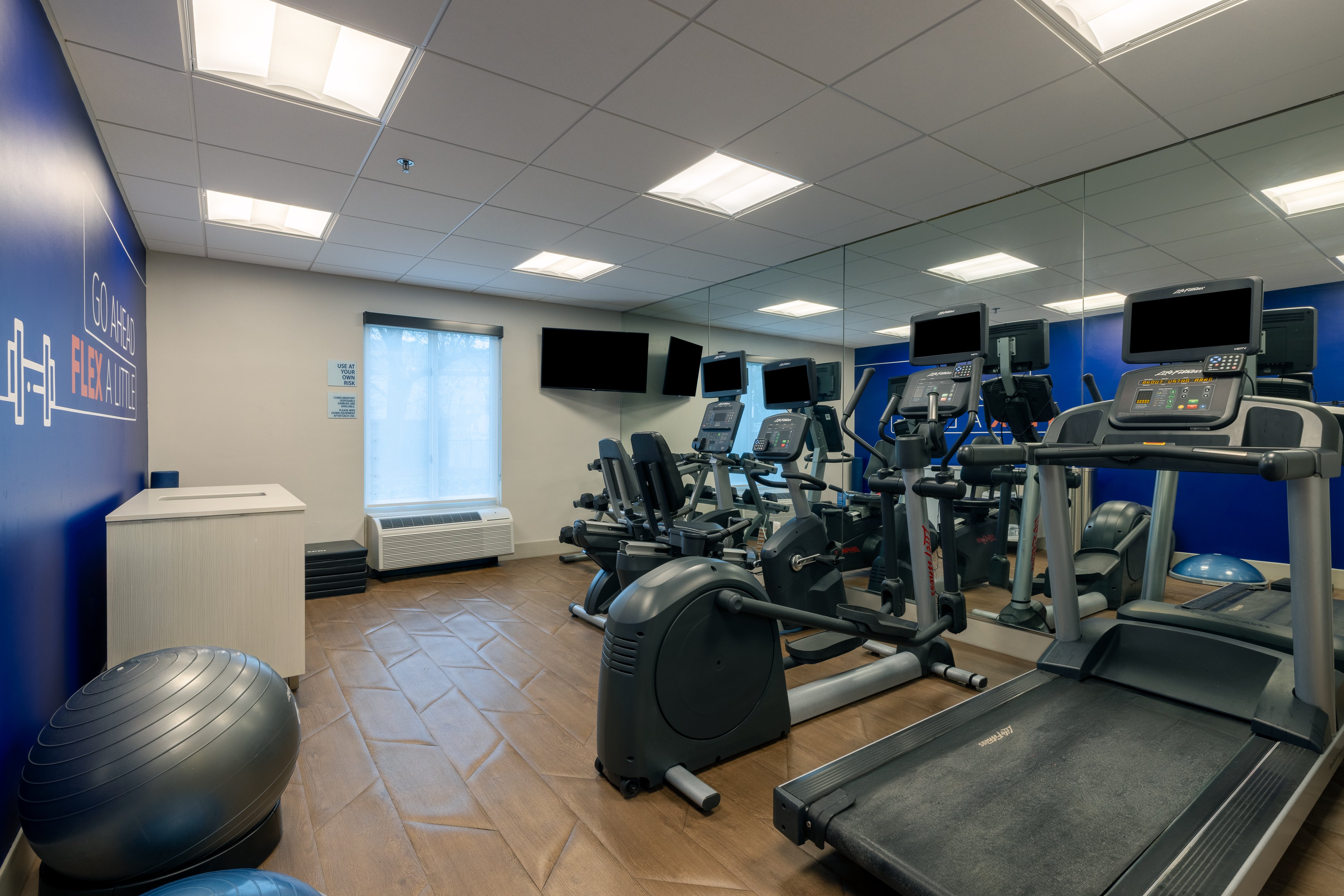 Holiday Inn Express Charleston US Hwy 17 & I-526 41/77