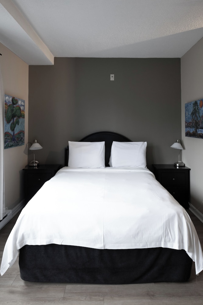 STANDARD, QUEEN BED, BALCONY