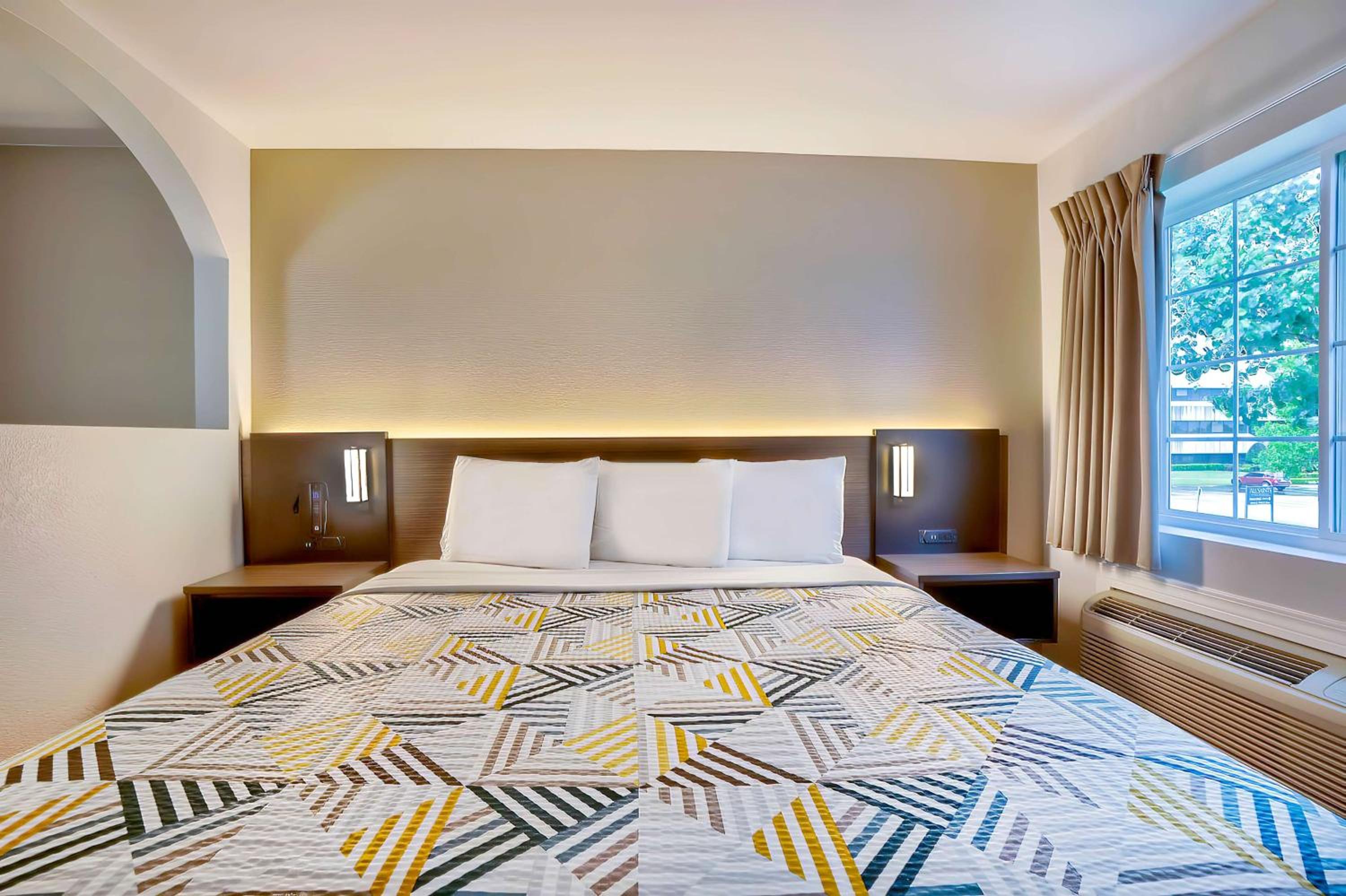 ROOM, QUEEN BED, ACCESSIBLE