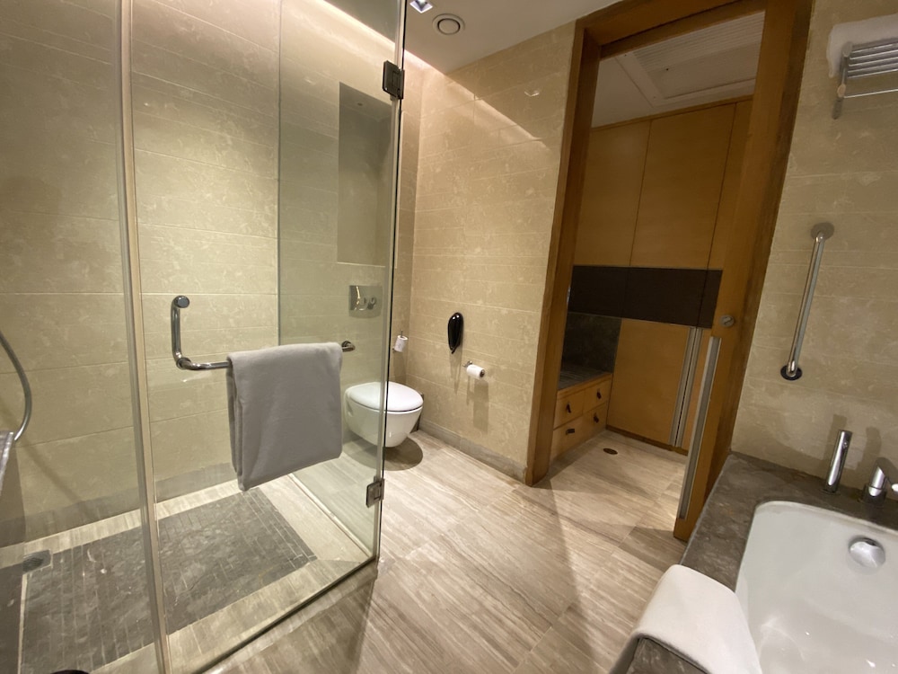 Holiday Inn New Delhi Mayur Vihar Noida 26/74