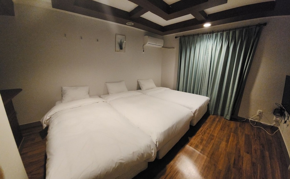 PREMIUM, STUDIO, SUITE