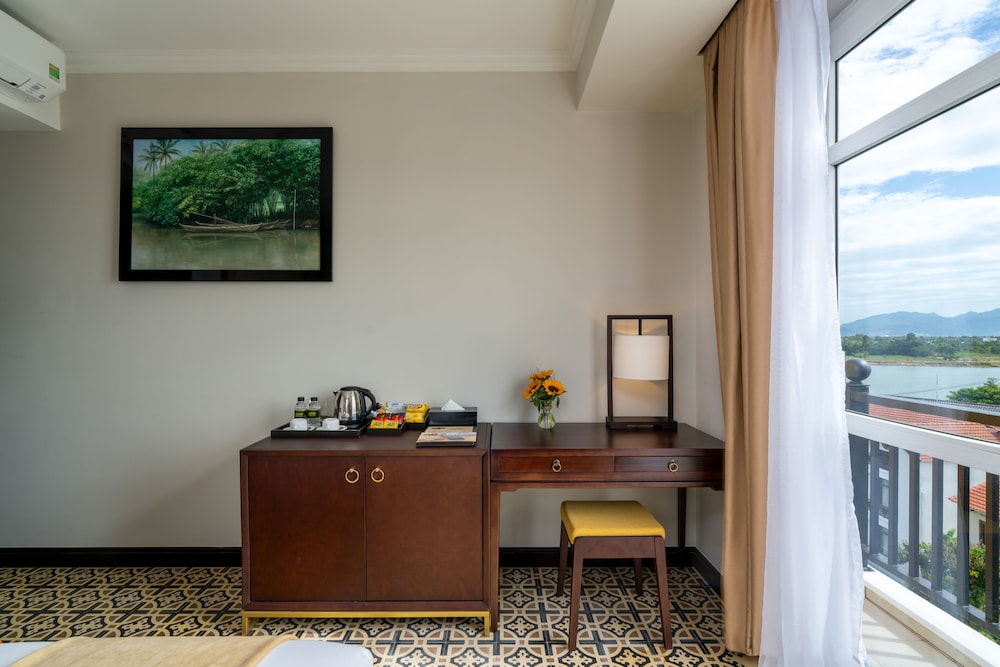 Royal Riverside Hoi An Hotel 66/75