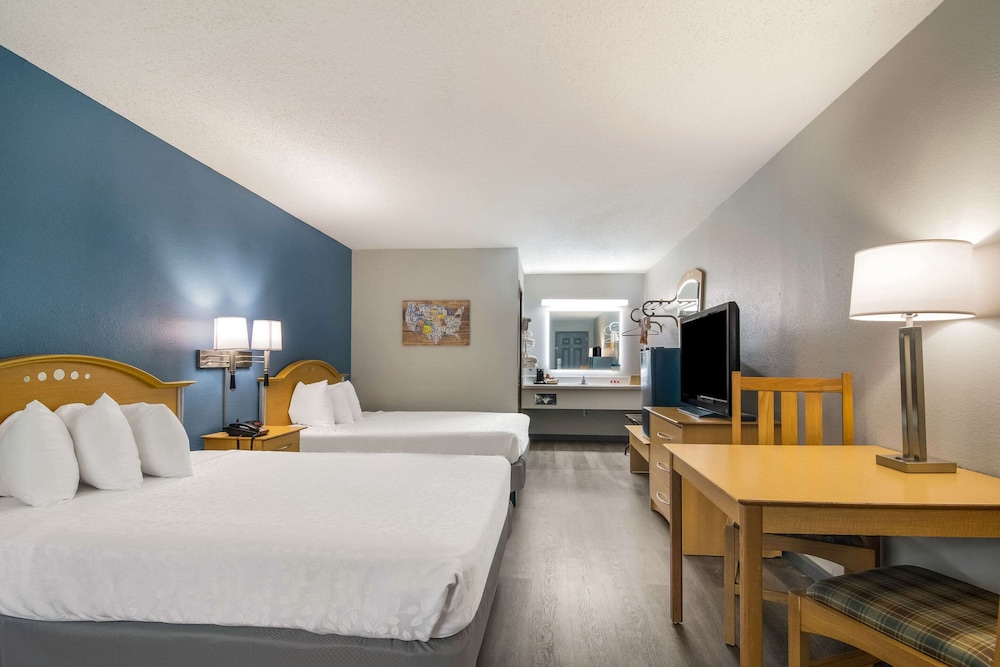 Econo Lodge Branson Theater District 20/40