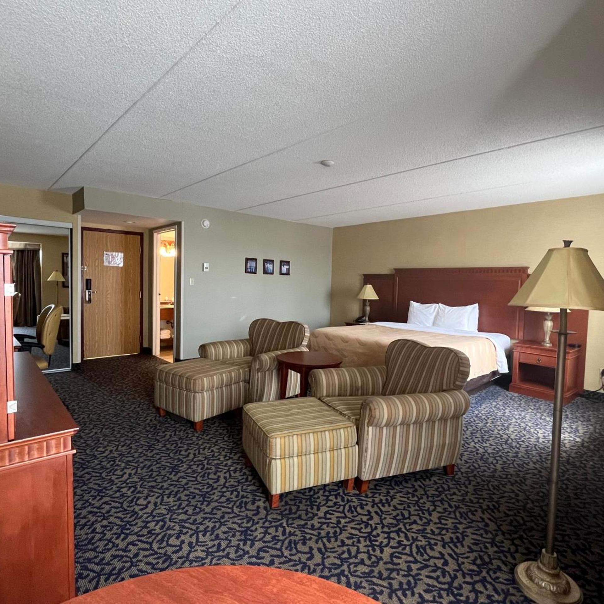 Junior Suite, King Bed, Jetted Tub