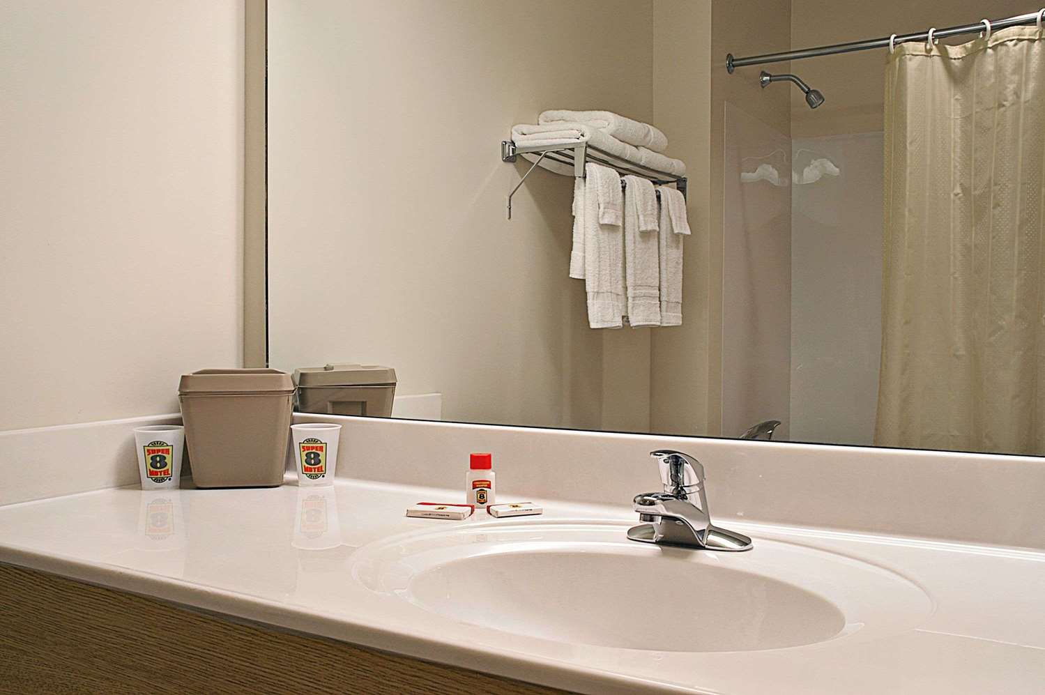 Super 8 by Wyndham Ava MO 24/24