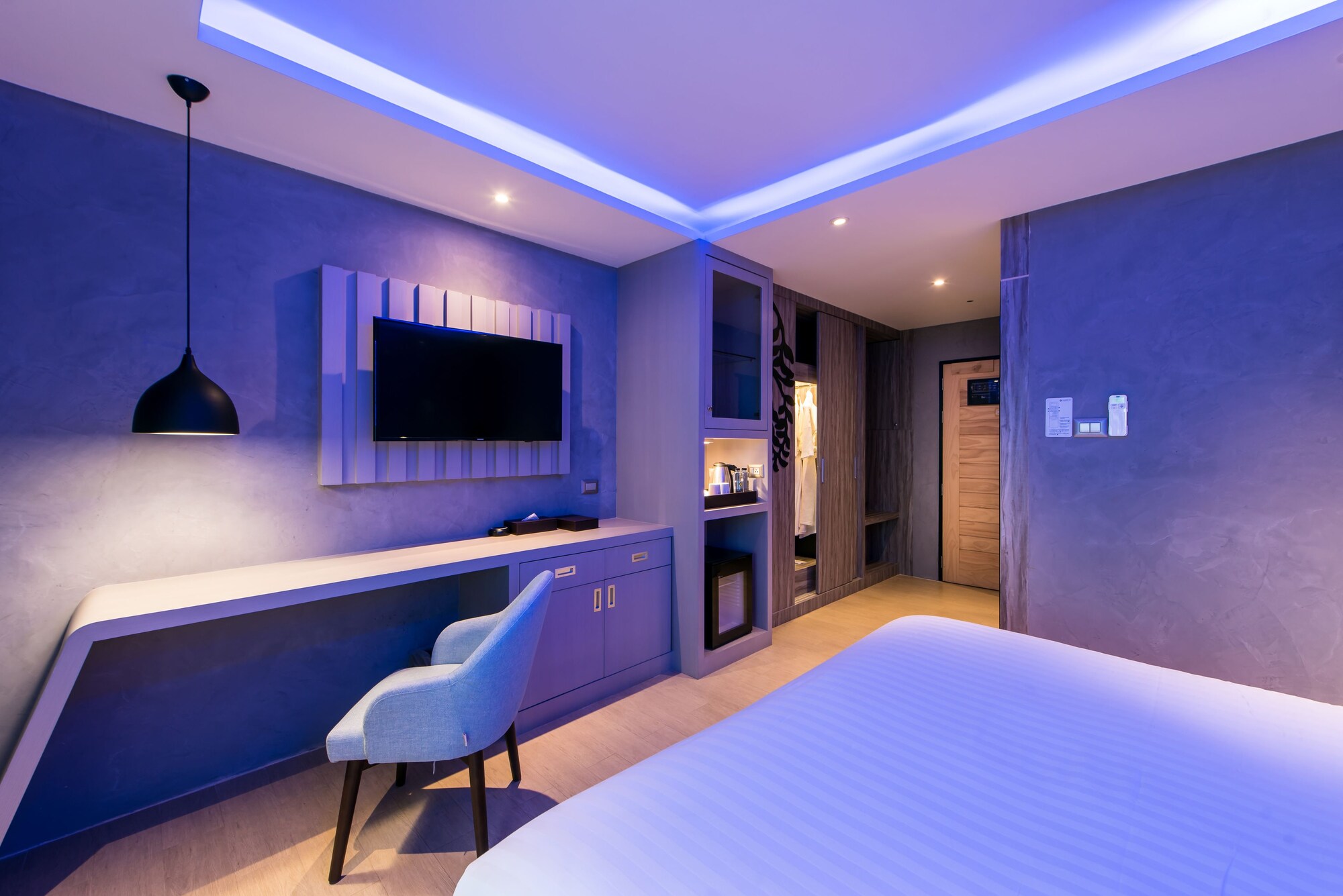 DELUXE, KING BED