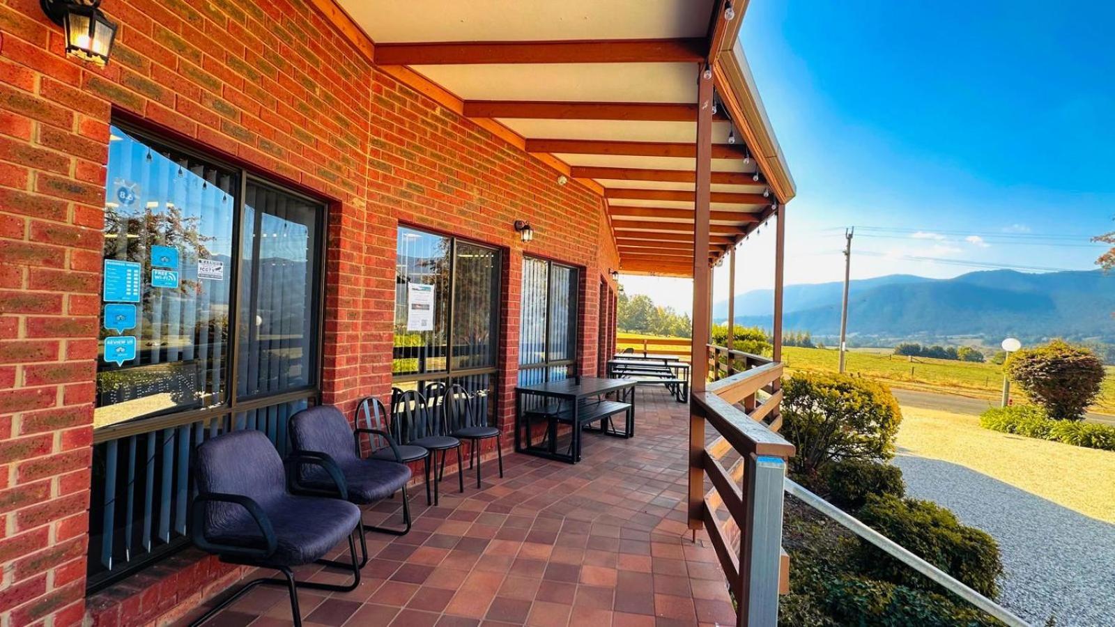 MOUNTAIN CREEK MOTEL 22/50