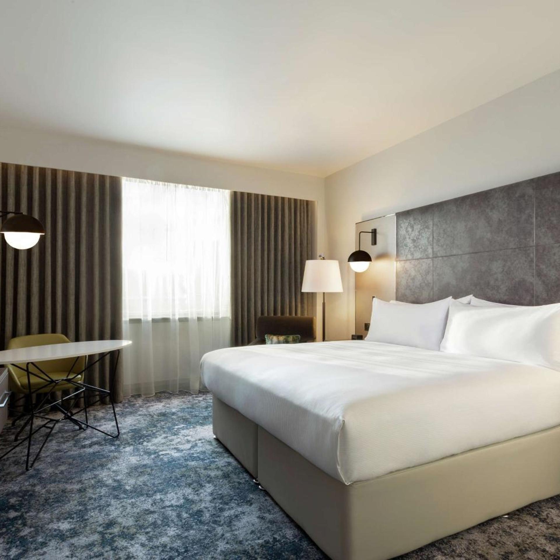 SUITE, KING BED, BALCONY, LOUNGE ACCESS