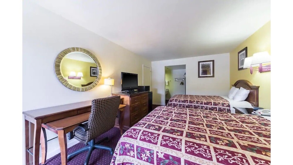 Hillview Inn At Six Flags Fiesta 13/35