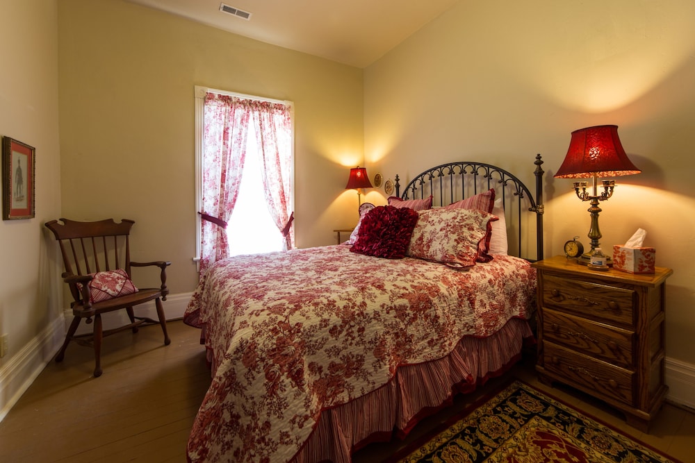 Semi Room, Queen Bed, Private Bathroom