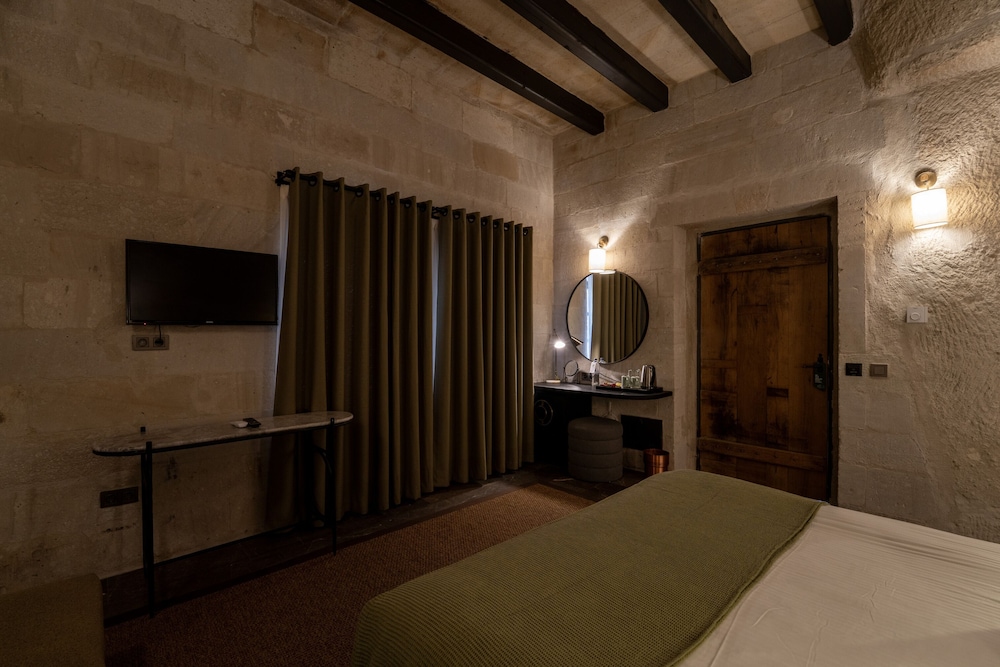 Artemis Cave Suites 31/64
