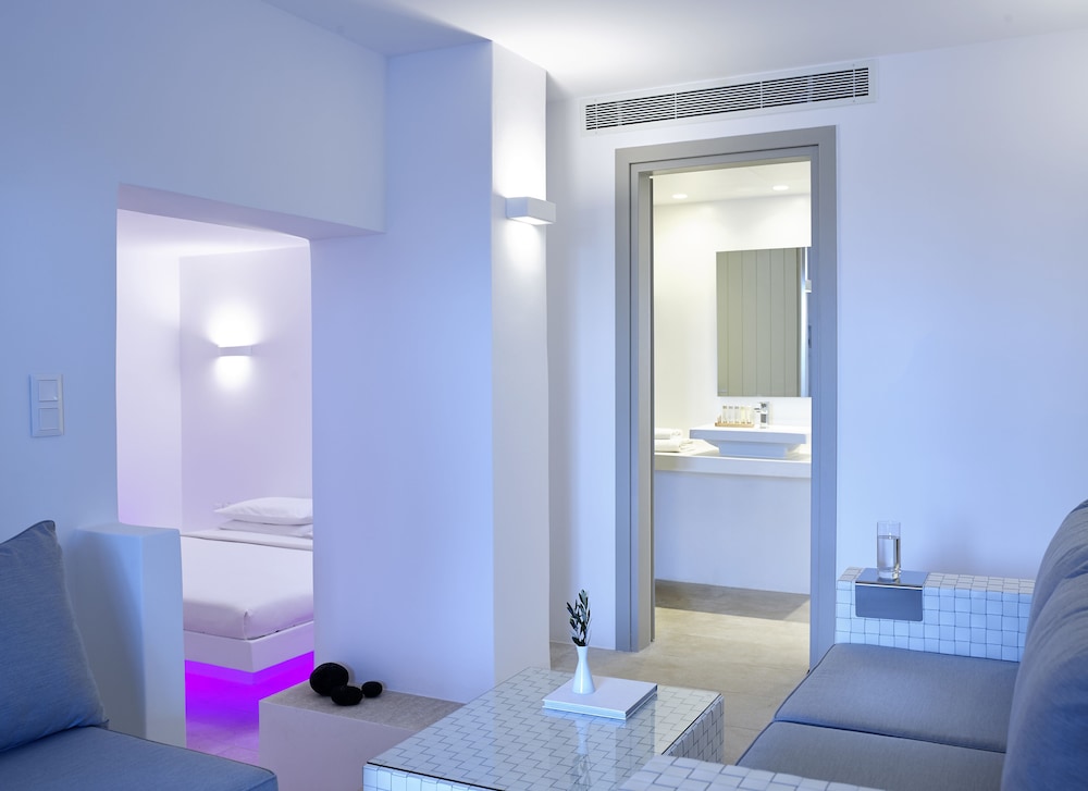 Superior, Suite, King Bed, Pool View, Sofa, Hot Tub, Aurora Luxury Hotel & Spa 3/3