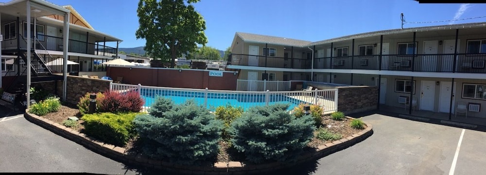 Gateway Inn 74/79