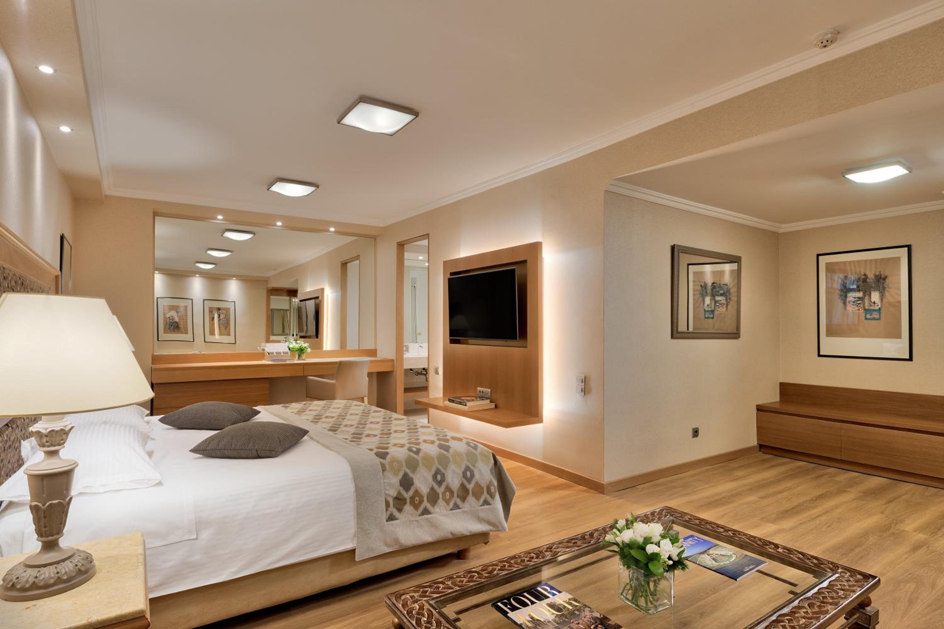 Family, Twin Beds, 2 Sofa