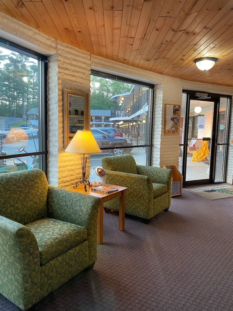 Amber s Inn & Suites 51/71