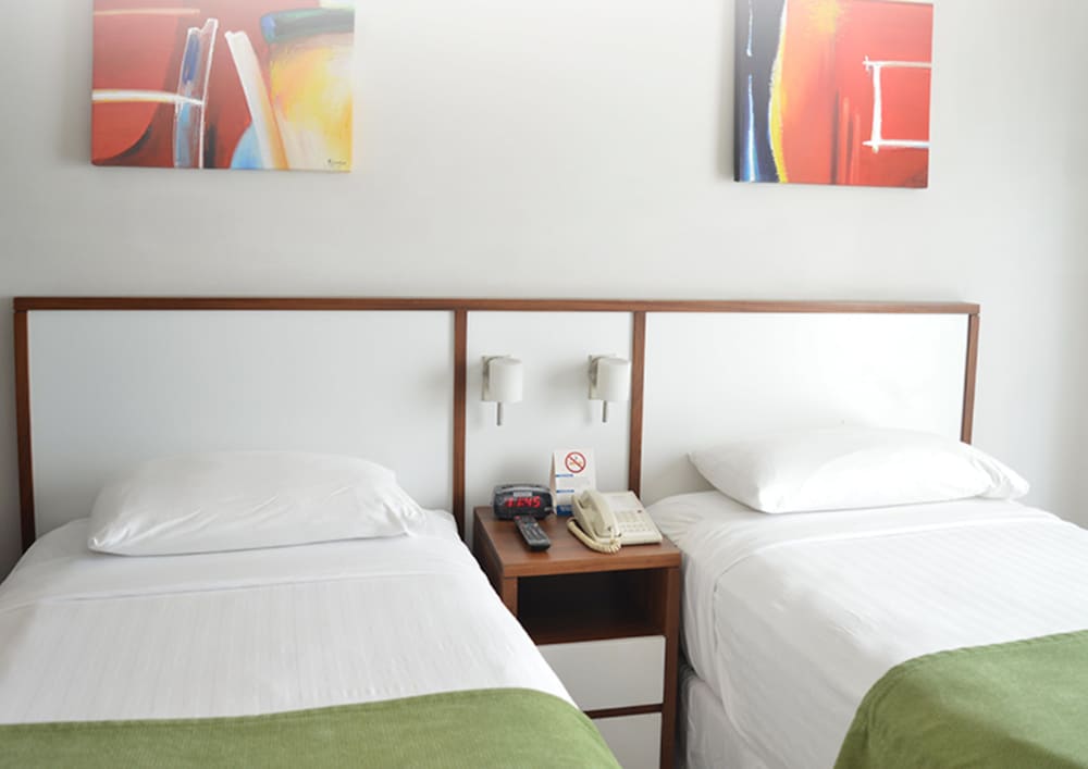 ROOM, TWIN BEDS