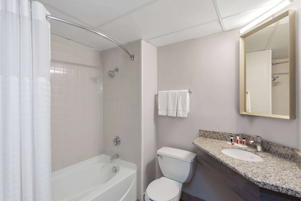 Ramada by Wyndham Hartford North / Bradley Airport 45/48