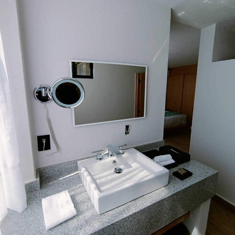 Sunrock Hotel & Suites 48/50