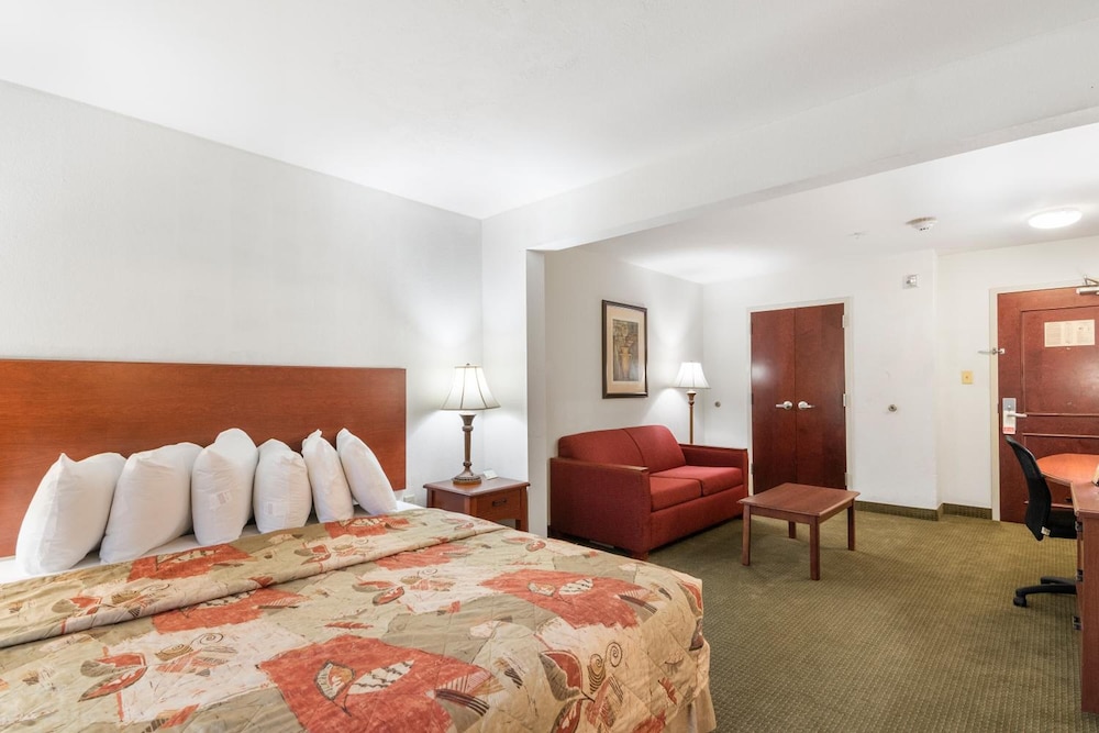 Sleep Inn & Suites Newport News City Center Area 14/41