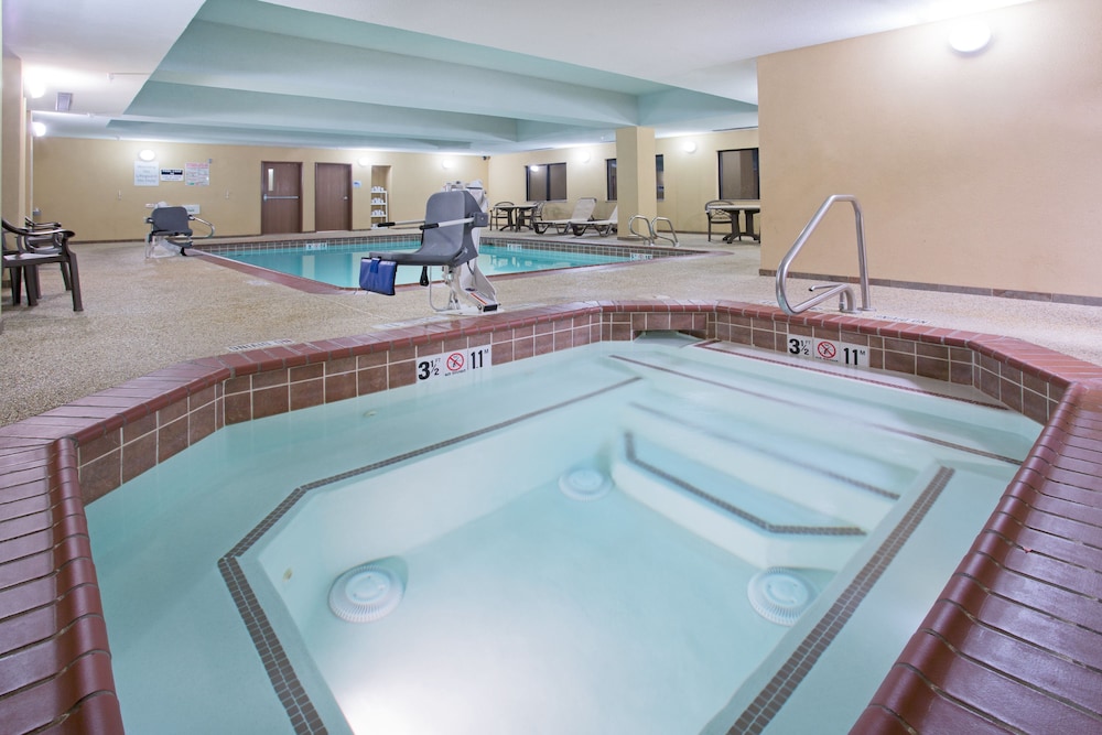 Holiday Inn Express Hotel Suites Las Vegas 35/57