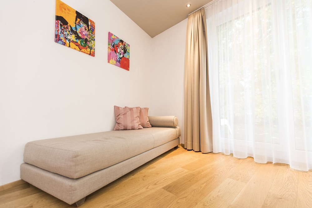 Room 4 Apartments 20/50