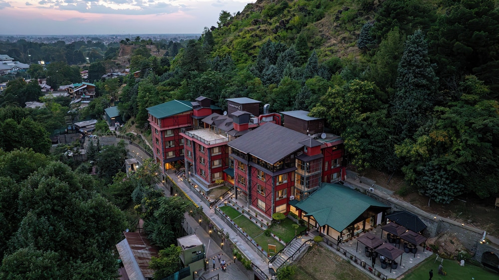 Golden Tulip Srinagar 6/48