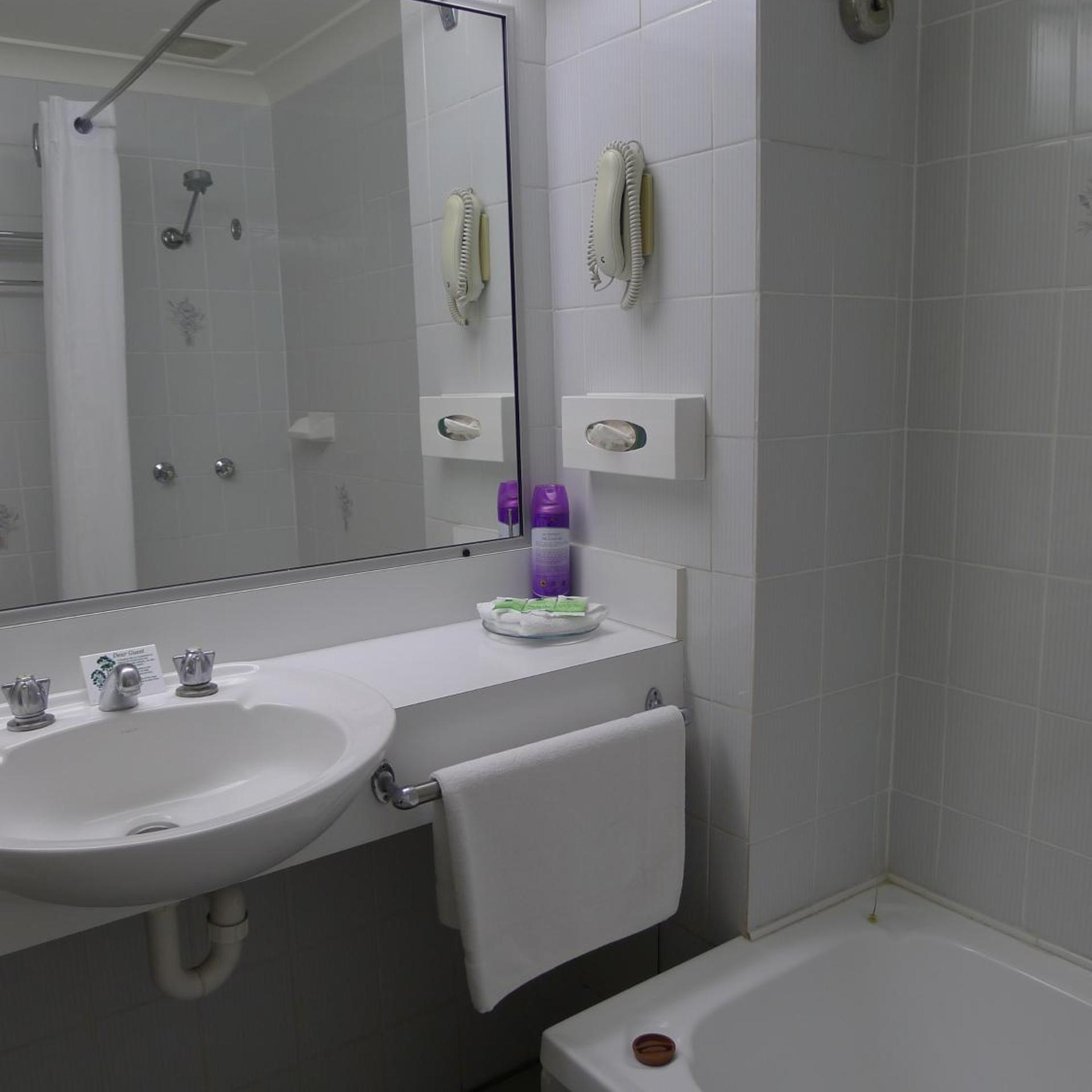 NEW ENGLAND MOTOR INN 39/40
