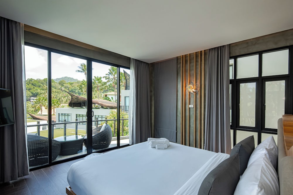 Honeymoon Suite with Bathtub