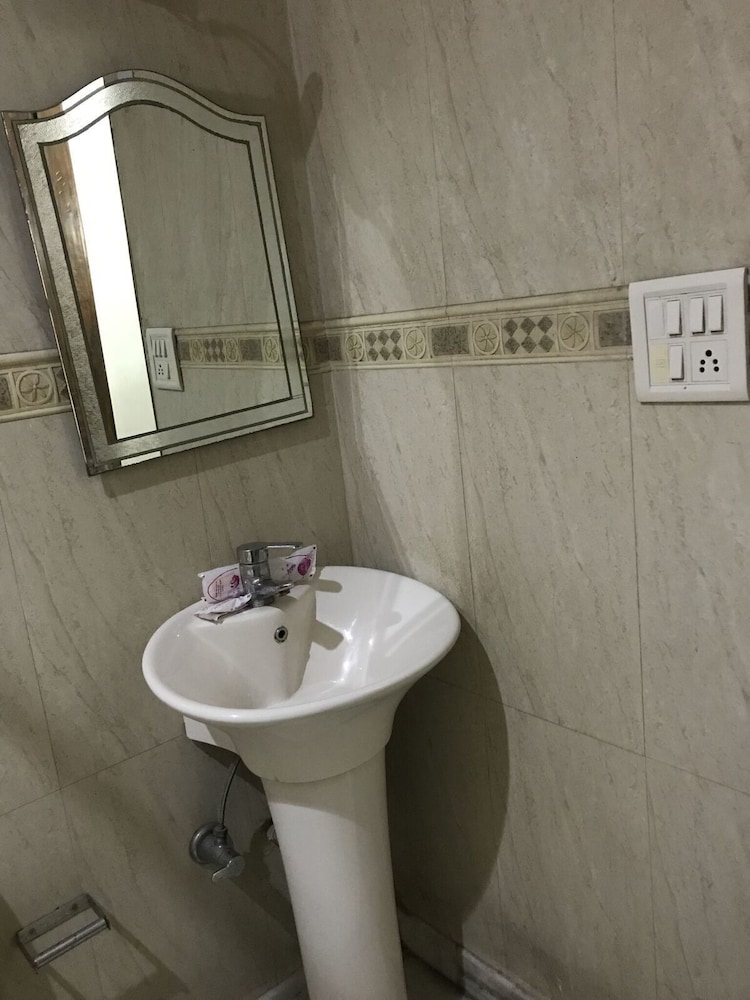 HOTEL TJS ROYALE 44/44