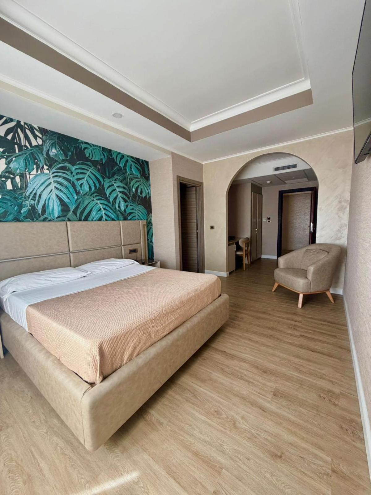 Room, Double or Twin Bed, Pool Access