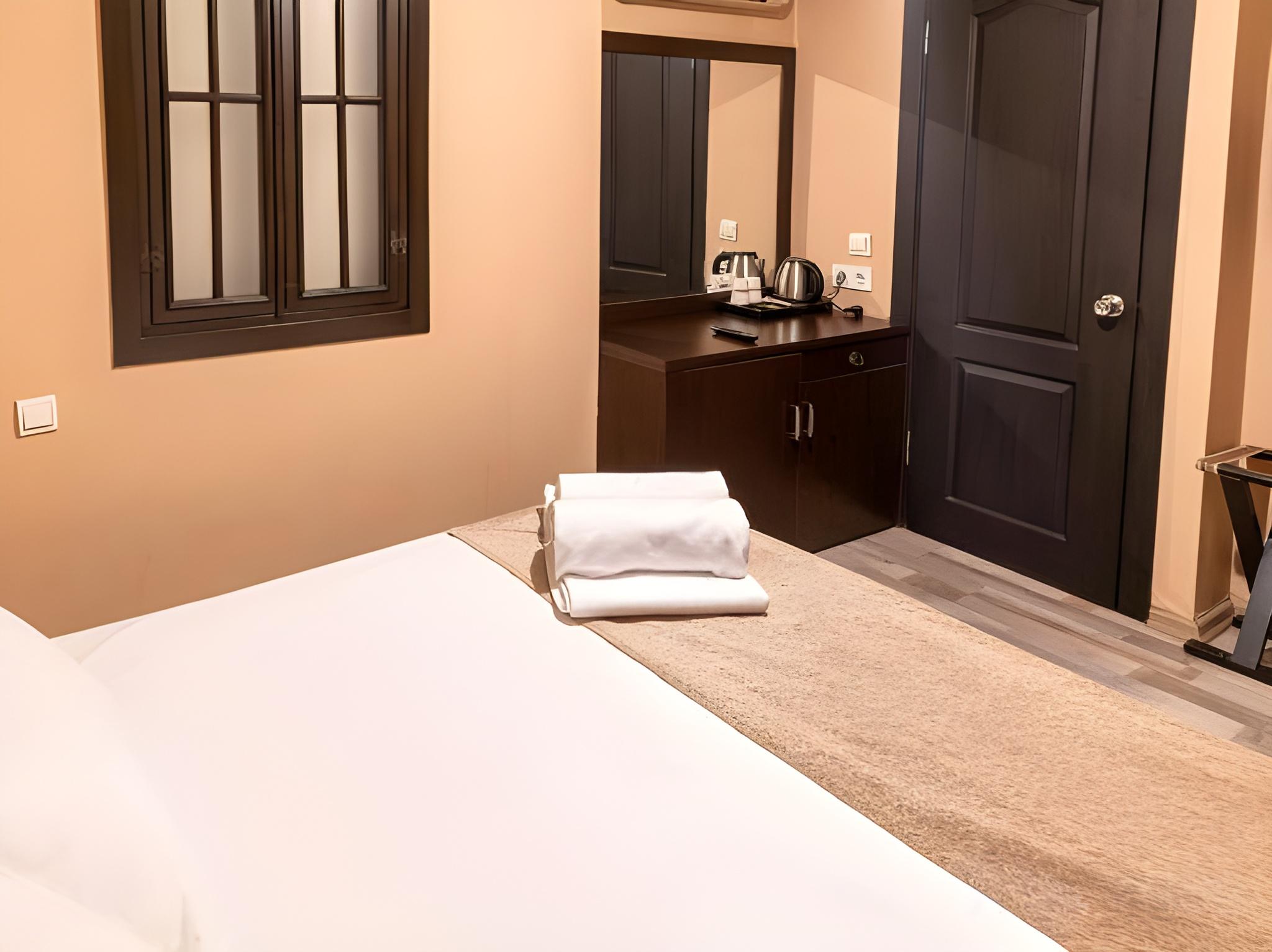 Economy, King Bed, No Window