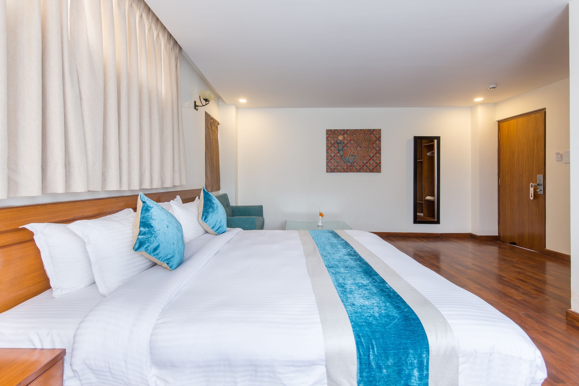 DELUXE, KING BED