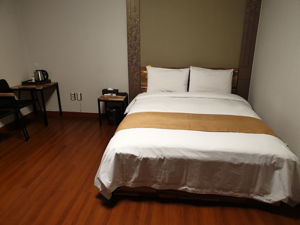 ROOM, DOUBLE BED
