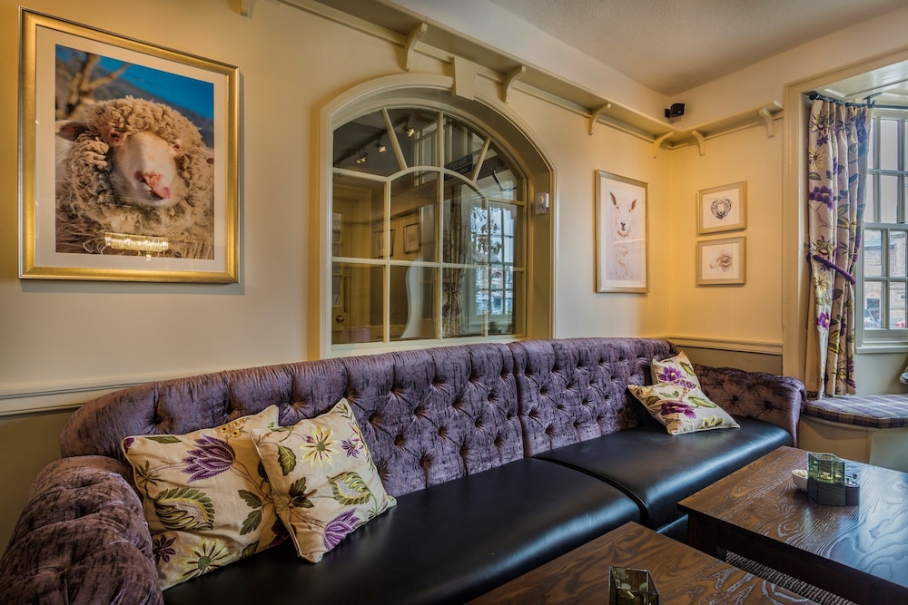 The Golden Fleece Hotel 27/50