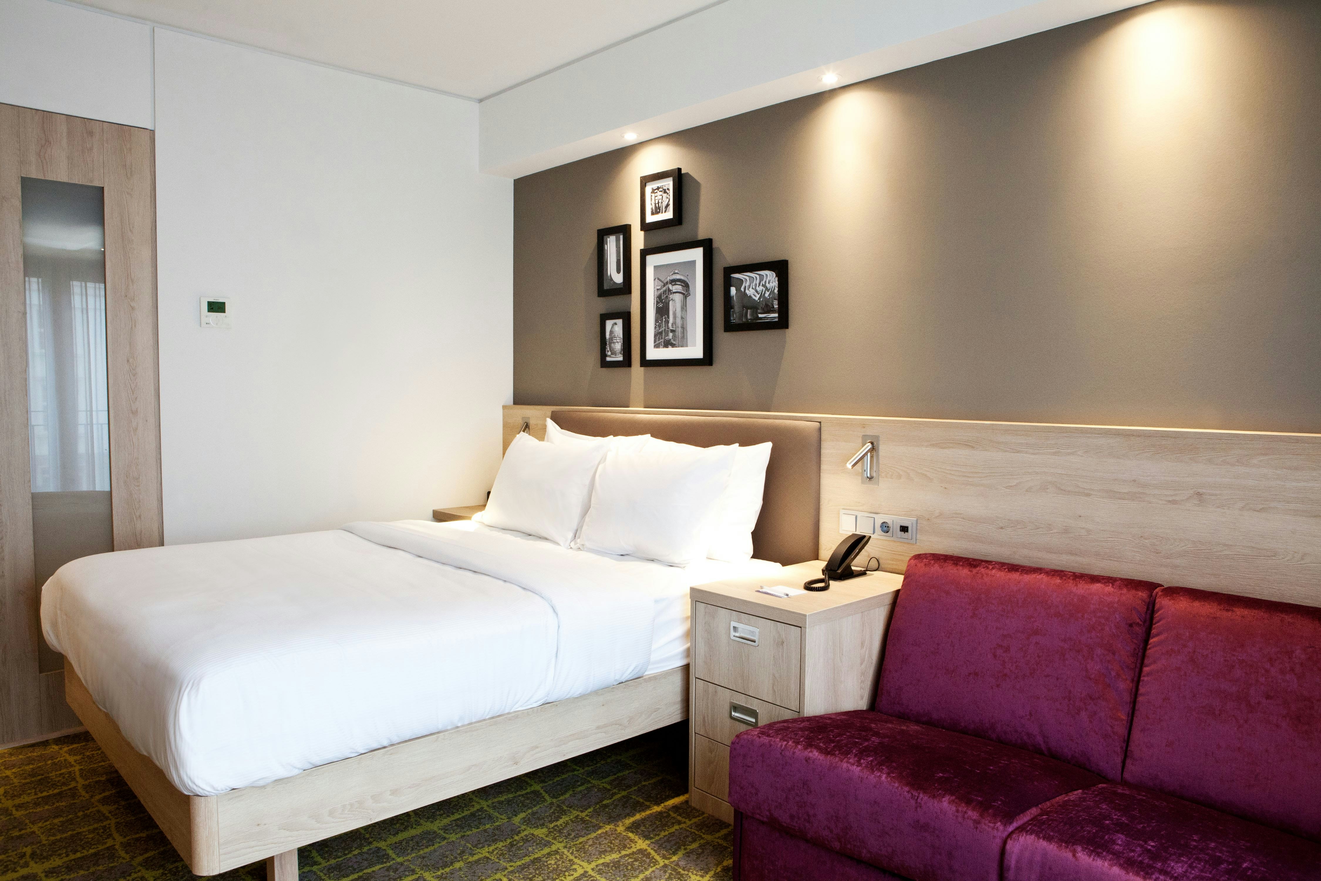ROOM, QUEEN BED, SOFA