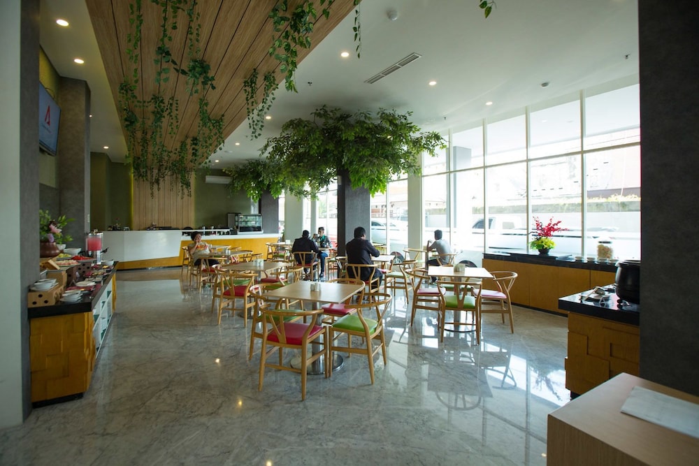 Ascent Hotel & Cafe Malang (formerly MaxOne Ascent Hotel Malang) 31/41