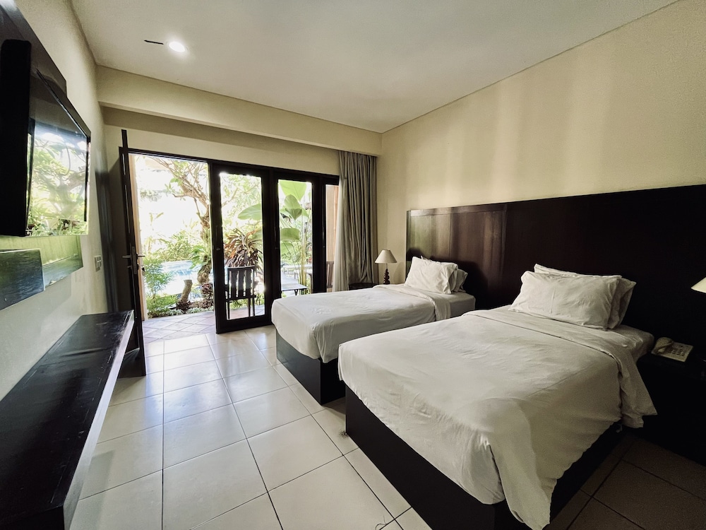 Deluxe, Twin Beds, Pool Access