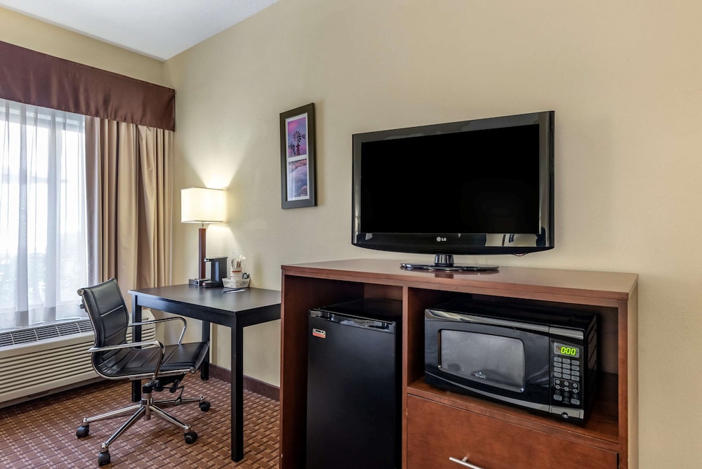 Comfort Inn & Suites Warsaw near US-30 38/44