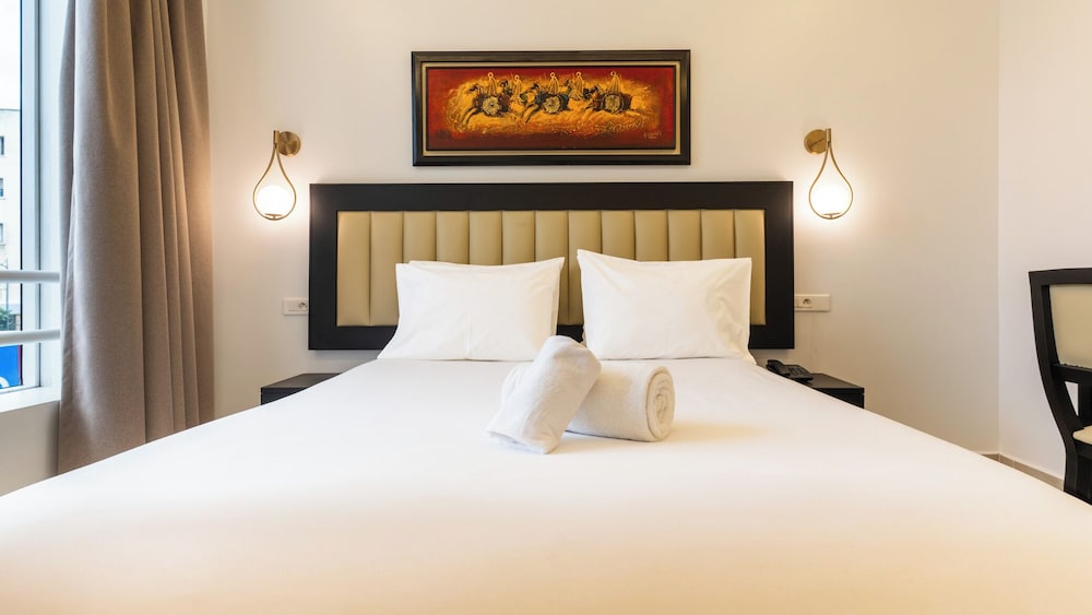 ROOM, DOUBLE BED