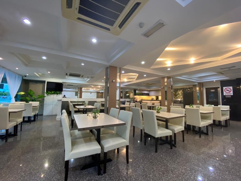 Desa Queenspark Hotel 56/77