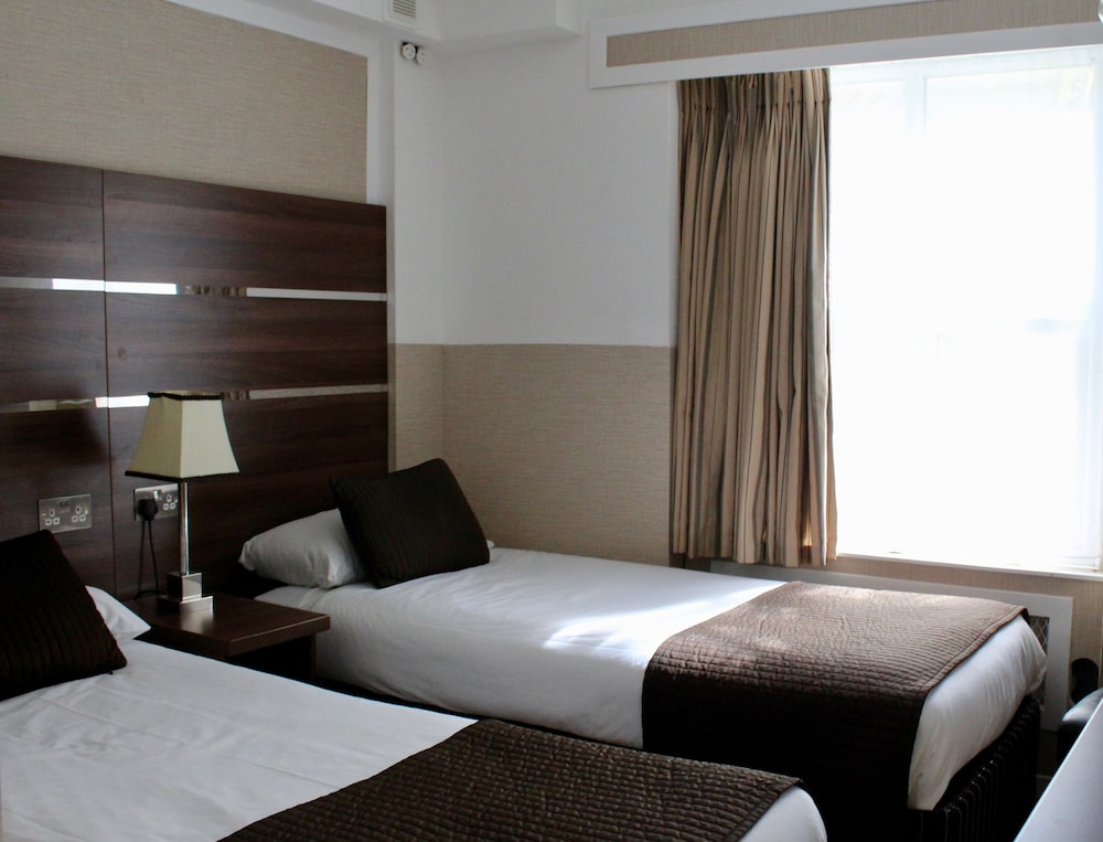 Huttons Hotel, Victoria London 41/63
