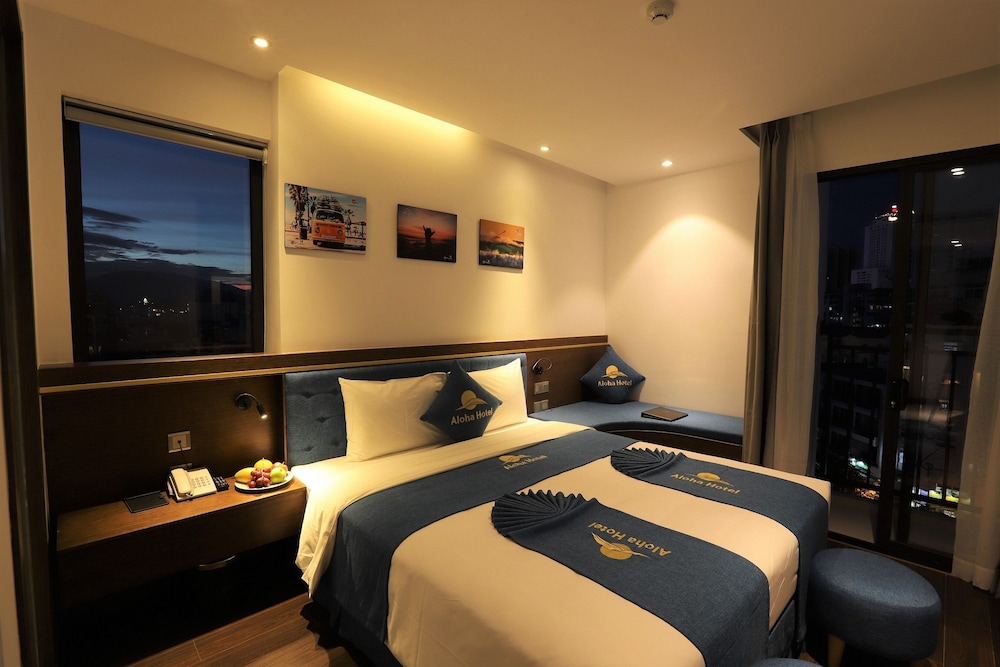DELUXE, DOUBLE OR TWIN BED, CITY VIEW
