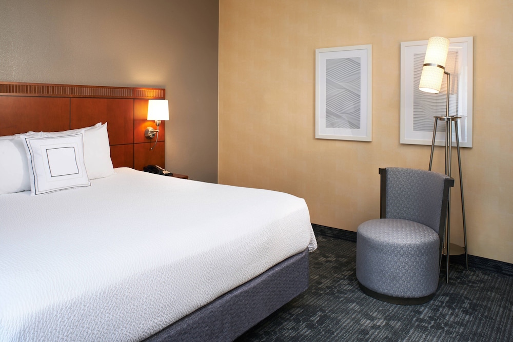 Courtyard by Marriott Kansas City Overland Park/Metcalf, South of College Boulevard 20/56