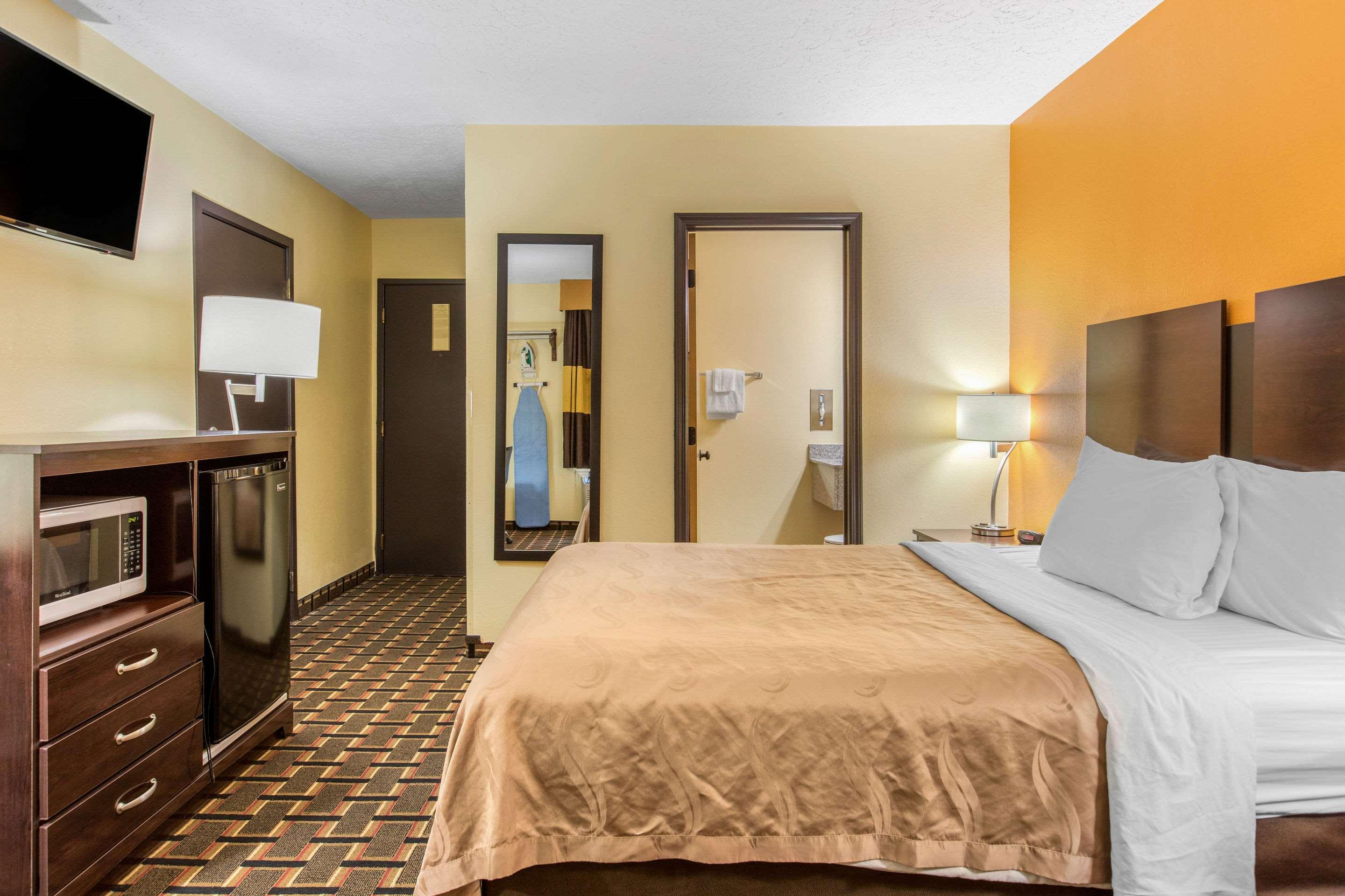 ROOM, QUEEN BED