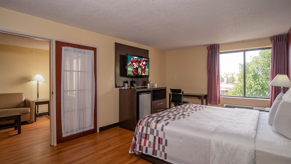 Red Roof Inn and Suites Indianapolis Airport 24/46