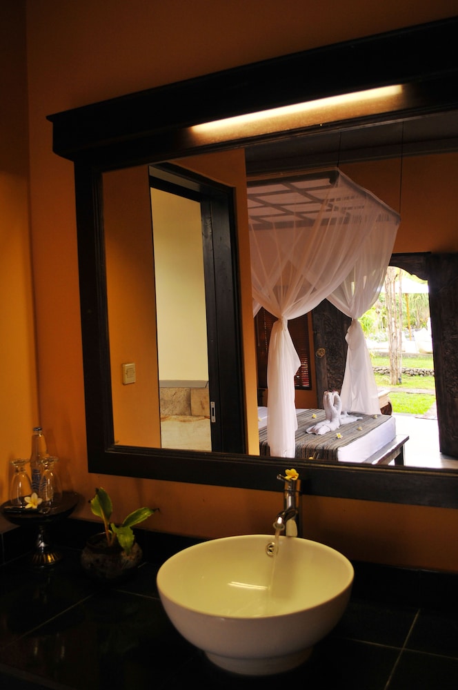 Tirta Sari Bungalows 12/66
